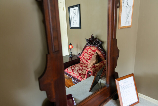 Image 3 for Queen Room 302