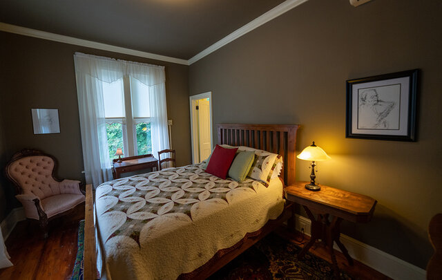 Image 2 for Queen Room 305