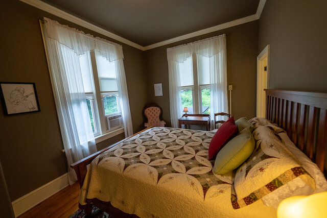 Image 3 for Queen Room 305