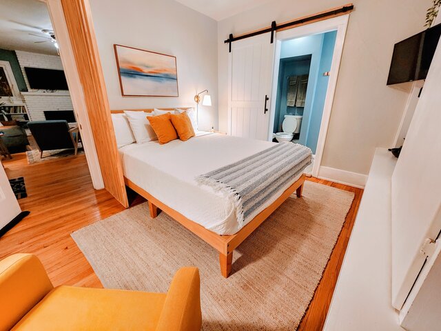 Image 1 for Queen Room, Main Floor (The Morning)