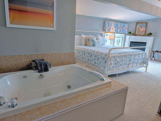 Image 3 for Lakeview Balcony w/Jacuzzi (The Study)