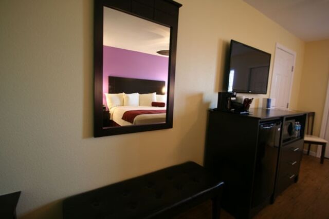 Image 2 for 436 -King Room Adjoining Door to 438-Shower/Tub