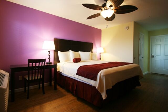 Image 3 for 416 -King Room Shower/Tub