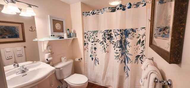 Image 8 for Perkins Cove Room