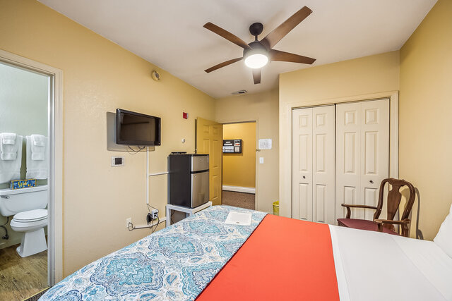 Image 3 for Room 220 – Queen