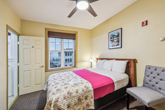 Image 1 for Room 214 – Queen