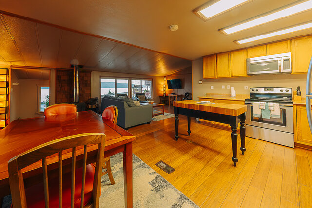 Image 8 for #20 Waterfront Two-Bedroom Cottage (no pets)