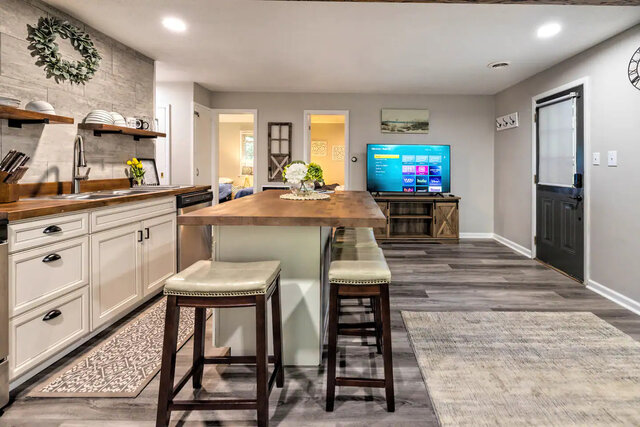 Image 3 for Lake Lure Back