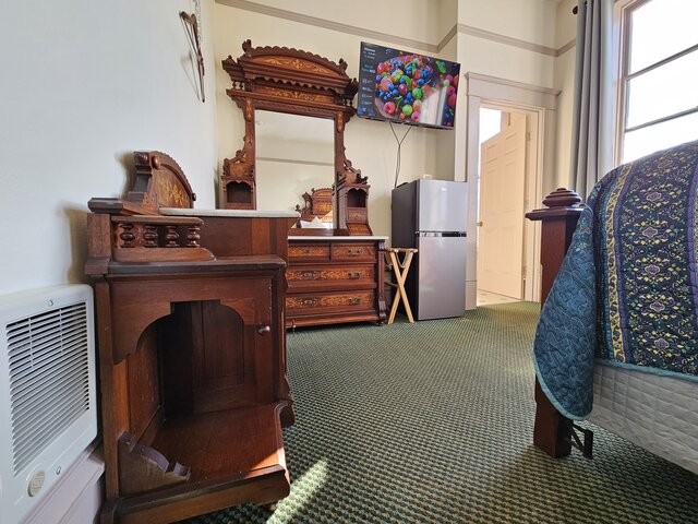 Image 7 for 04) Queen Room