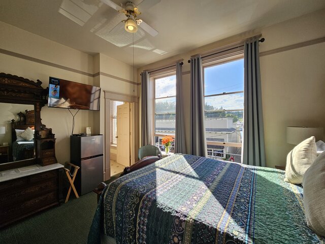 Image 6 for 04) Queen Room