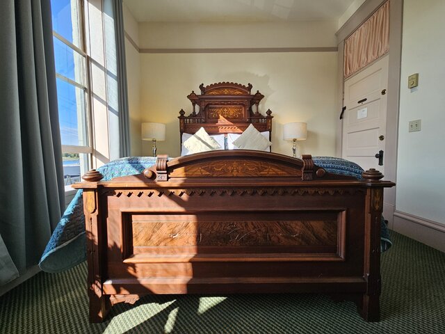 Image 2 for 04) Queen Room