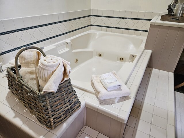 Image 4 for 02) The Suite