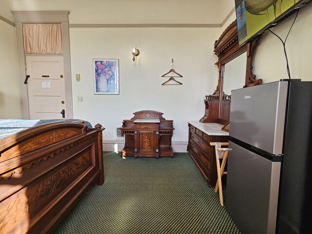 Image 5 for 04) Queen Room