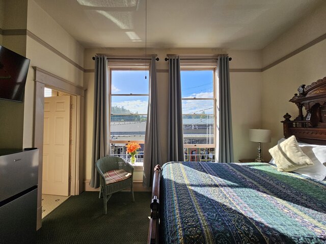 Image 8 for 04) Queen Room