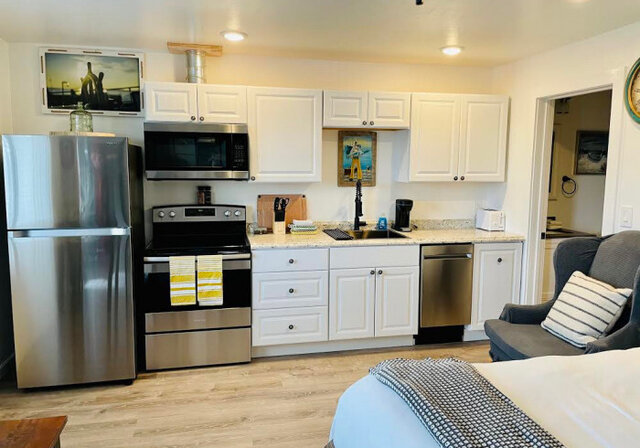 Image 9 for Captains Quarters #106