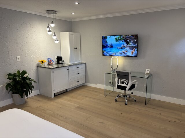Image 3 for King Suite