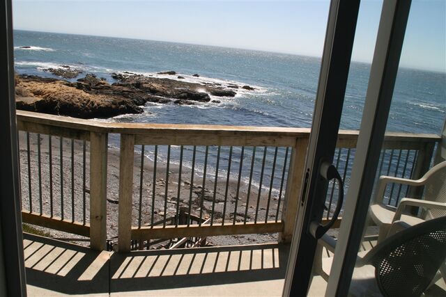 Image 4 for 32 Deluxe King Room OceanFront Balcony