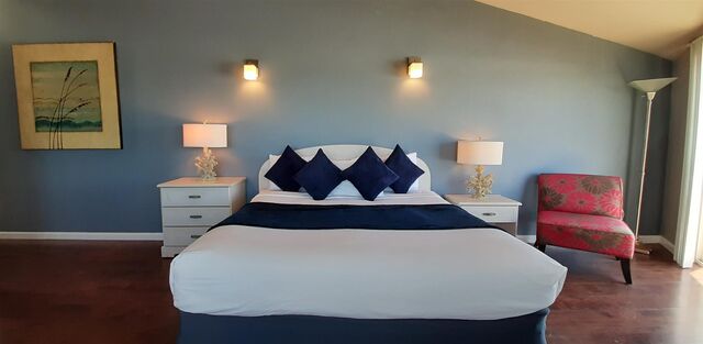 Image 2 for 34 Premiere King Jacuzzi Room OceanFront Ba