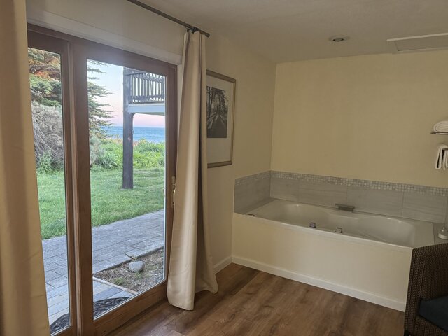 Image 2 for 03 Seals Quarters King Jacuzzi Room