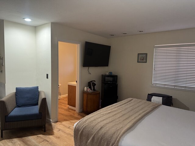 Image 1 for 03 Seals Quarters King Jacuzzi Room