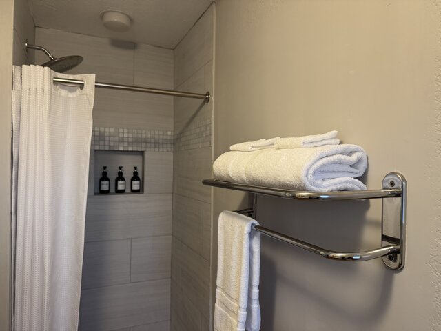 Image 4 for 03 Seals Quarters King Jacuzzi Room