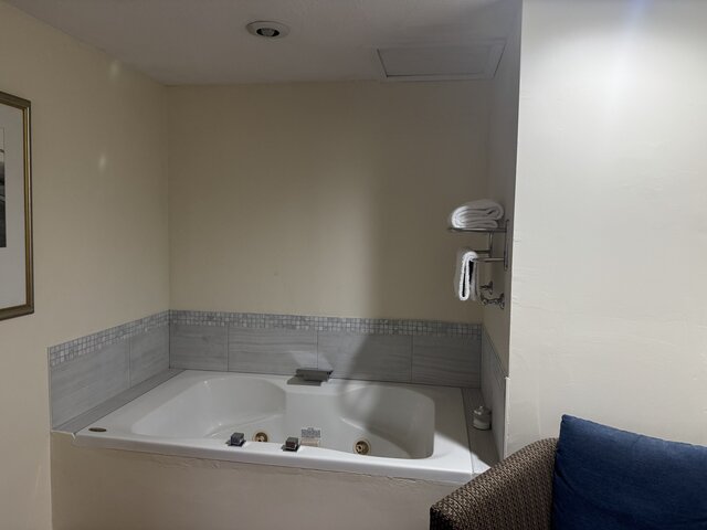 Image 3 for 03 Seals Quarters King Jacuzzi Room
