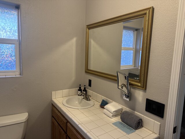 Image 5 for 03 Seals Quarters King Jacuzzi Room