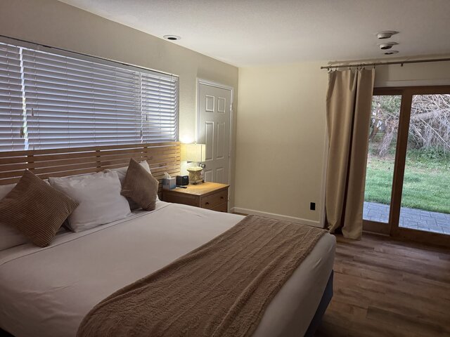 Image 6 for 03 Seals Quarters King Jacuzzi Room