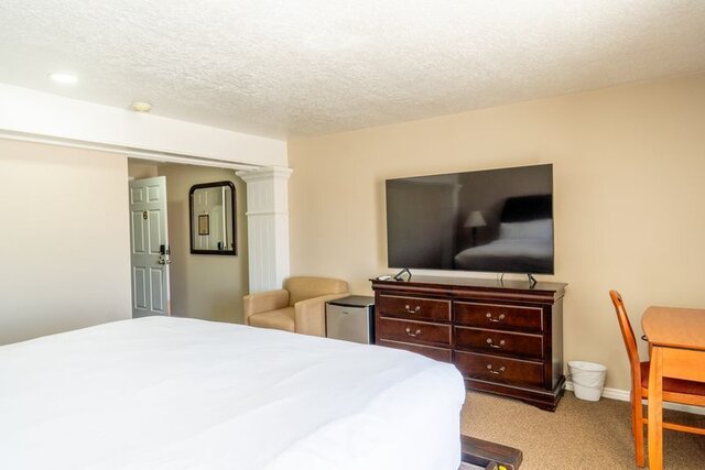 Image 7 for (#6) Single King Room