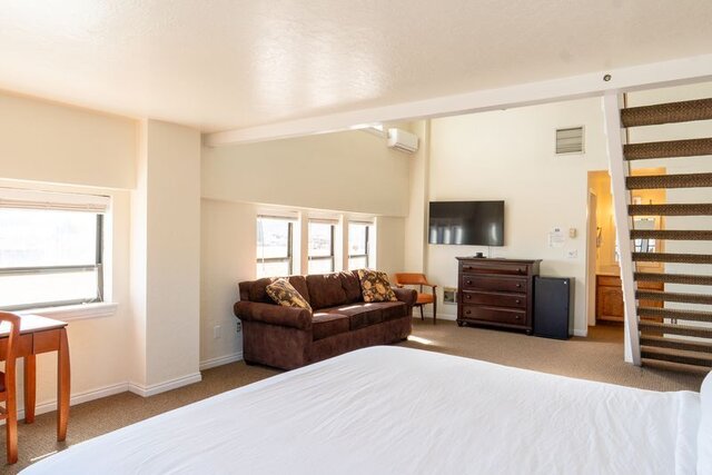 Image 2 for (#2) Triple King Suite