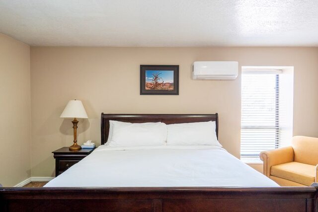 Image 2 for (#7) Single King Room