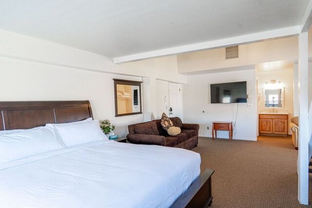 Image 3 for (#1) Triple King Suite