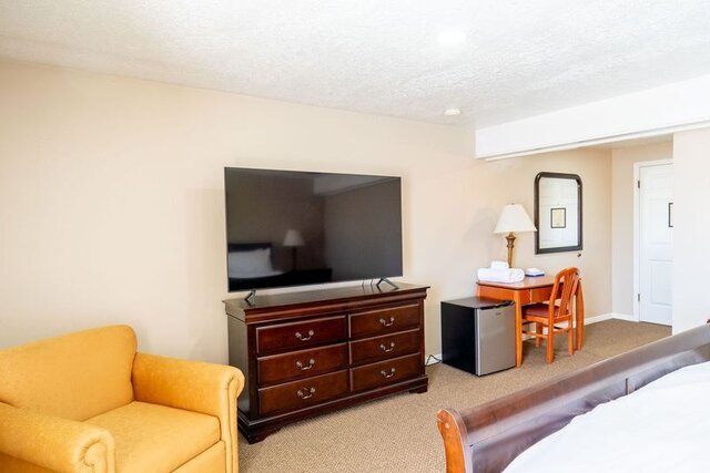 Image 2 for (#8) Single King Room