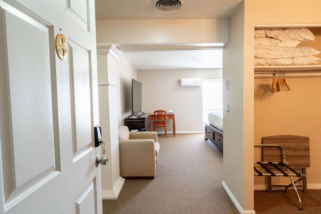 Image 1 for (#6) Single King Room