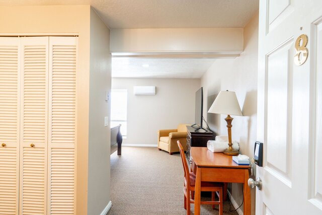 Image 3 for (#8) Single King Room