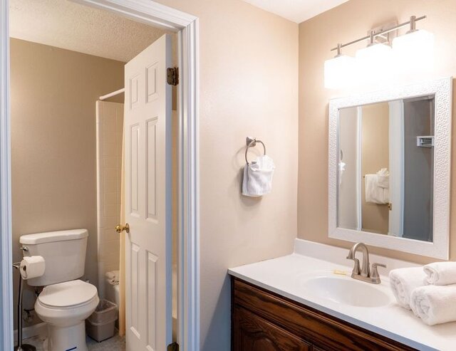 Image 3 for (#6) Single King Room