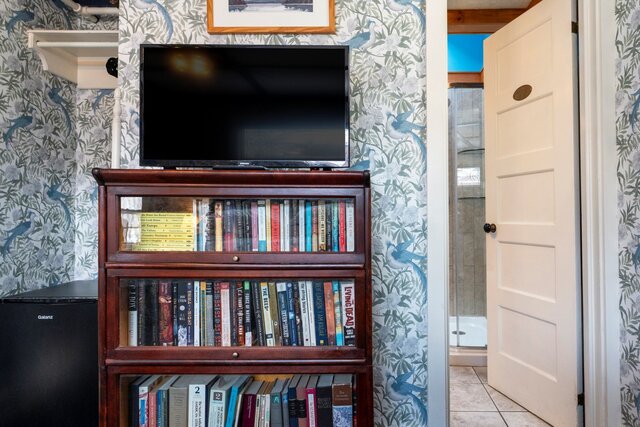 Image 5 for Craftsman Room