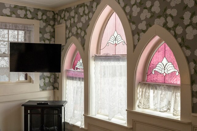 Image 11 for Stained Glass Room