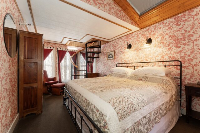 Image 3 for Turret Room