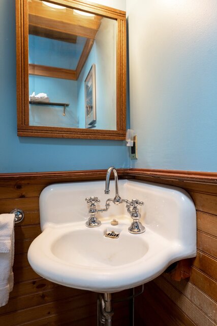 Image 9 for Craftsman Room