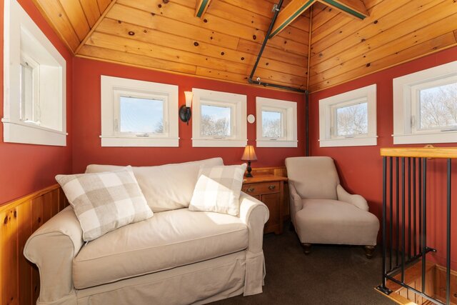 Image 10 for Turret Room