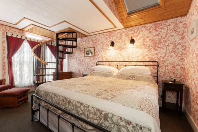 Image 2 for Turret Room