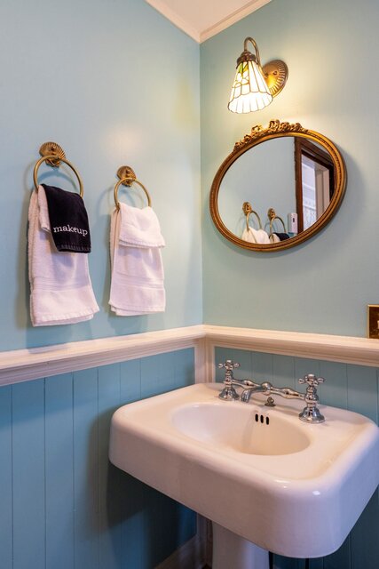 Image 8 for Skylight Room