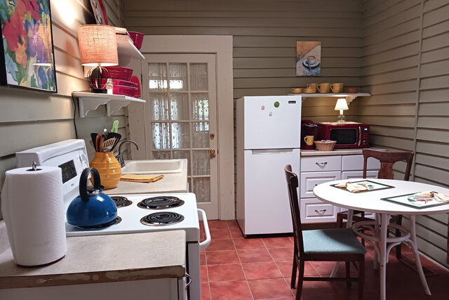 Mays Full Eat-In Kitchen