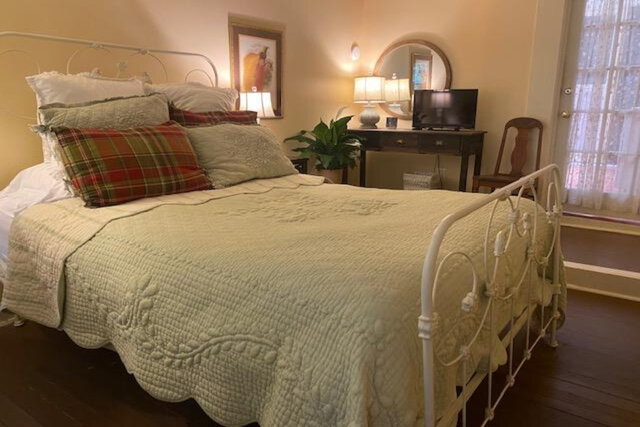 May's 2nd queen bedroom with all amenities