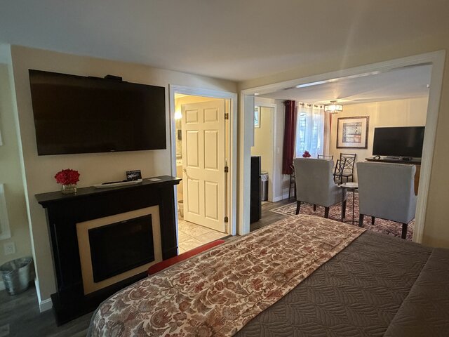 Image 6 for 119) Lodge Suite (1 Bedroom, 2 King Beds)