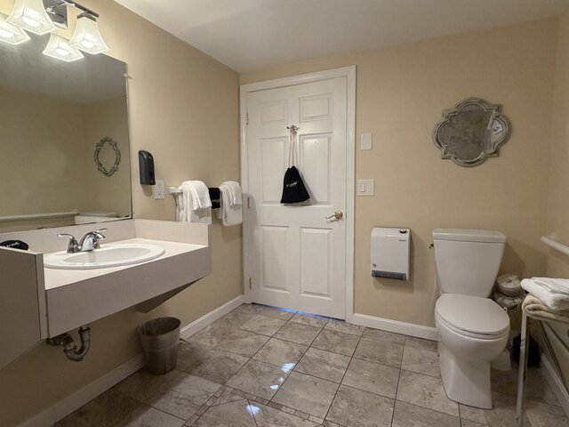 Image 8 for 119) Lodge Suite (1 Bedroom, 2 King Beds)