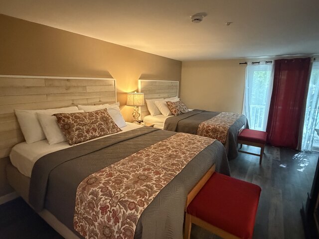 Image 7 for 119) Lodge Suite (1 Bedroom, 2 King Beds)