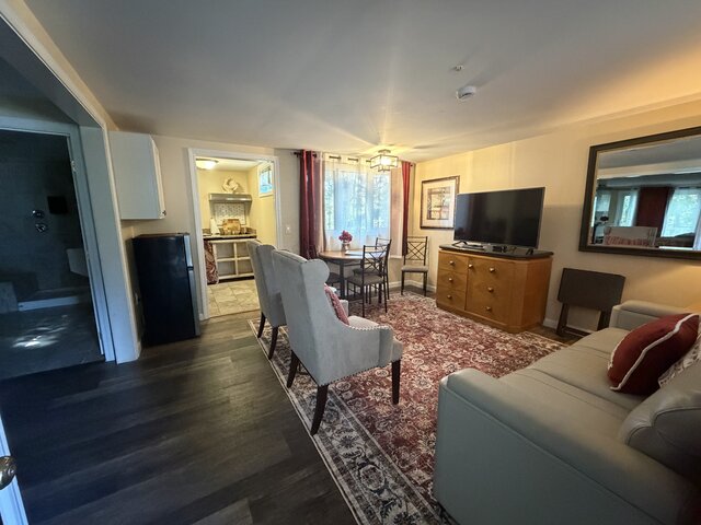 Image 3 for 119) Lodge Suite (1 Bedroom, 2 King Beds)