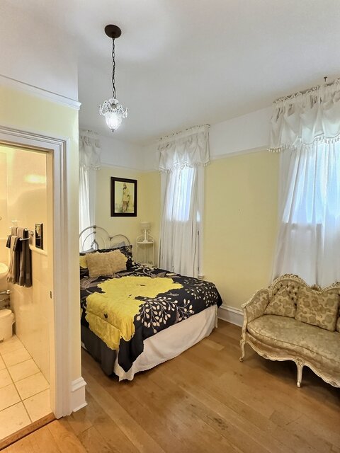 Image 3 for Foster Suite